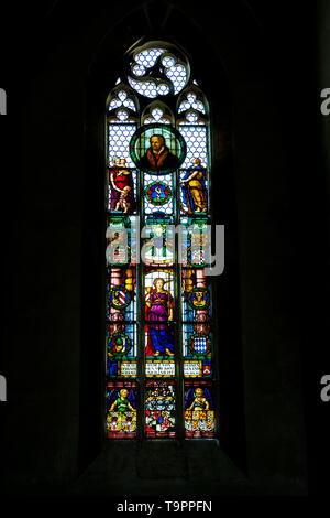 Schönen Glasmalereien Kirche Fenster, Psalm 119:46 aus der St. James Kirche (St. Jakob), einem historischen Protestantischen Kirche in Rothenburg ... Stockfoto