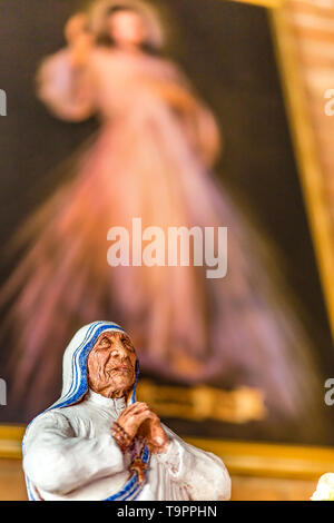 SAN BERNARDINO (RA), Italien - 20. MAI 2019: Sonne ist enlighetning die Statue des Heiligen Mutter Teresa von Kalkutta in Pfarrkirche beten mit einer unscharfen p Stockfoto