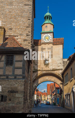 Große Ansicht schließen des berühmten Röderbogen in Rothenburg o.d. Tauber, Deutschland an einem schönen sonnigen Tag mit einem blauen Himmel. Die linke Seite zeigt den Boden... Stockfoto