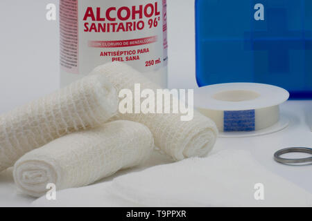 Emergency Kit Hintergrund. Produkte für die Primär heilen. Alkohol Sanitär, Bandagen, Bandagen und Medizin Netze. Pille, und Medizin Schere. Pharma Stockfoto