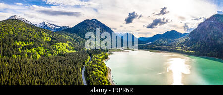 Unglaublich türkisfarbenen See Sylvenstein, Oberbayern. Luftaufnahme. Mai, Deutschland Stockfoto