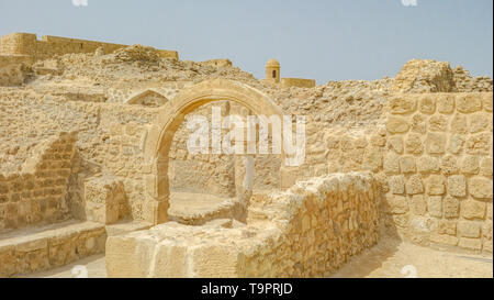 Reste verschiedener Konstruktionen mit Kalkstein Felsen gebaut, Al Qalat Fort, Qal'at al-Bahrain Stockfoto