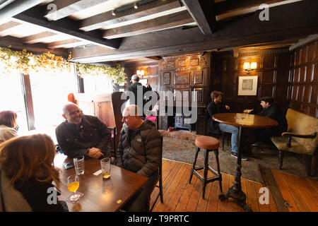 King Charles House Worcester - Menschen trinken In diesem mittelalterlichen Gebäude, jetzt ein Pub, New Street, Worcester, Worcestershire, Großbritannien Stockfoto