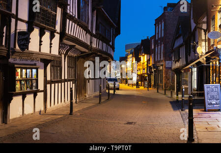 Friar Street Worcester Großbritannien bei Nacht, mittelalterliche Straße mit 15. Jahrhundert schwarz & weiß Tudor Gebäude, Worcester city center, Worcestershire, England Großbritannien Stockfoto