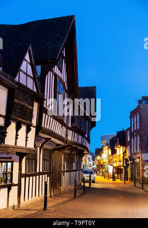 Friar Street Worcester Großbritannien bei Nacht, mittelalterliche Straße mit 15. Jahrhundert schwarz & weiß Tudor Gebäude, Worcester city center, Worcestershire, England Großbritannien Stockfoto