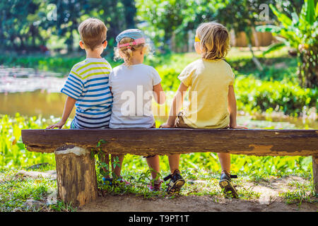 Kinder ruhen während einer Wanderung im Wald Stockfoto