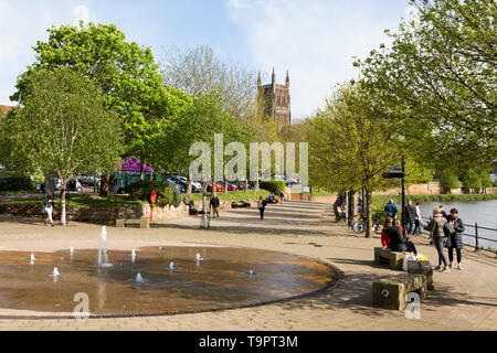 Worcester GROSSBRITANNIEN - Menschen zu Fuß entlang der South Quay am Ufer des Flusses Severn und Worcester Kathedrale im Frühjahr, Worcester Worcestershire England Großbritannien Stockfoto