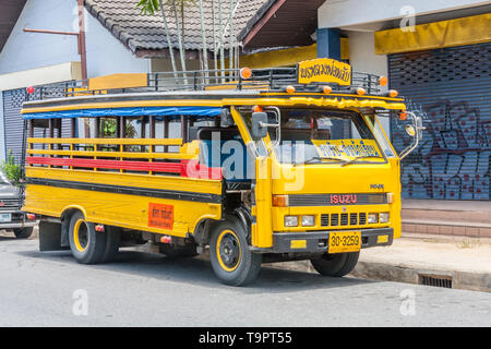 Phuket, Thailand - 20. Mai 2010: Yellow School Bus. Dies ist typisch für den Busverkehr auf der Insel. Stockfoto