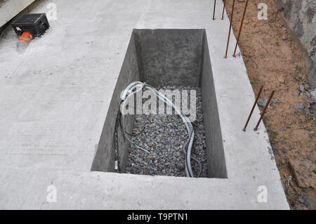 Einstiegöffnung Wasserbohrloch im Bau für Wasserversorgung, hydraulische Druckspeicher, Wasserpumpe und andere Geräte Stockfoto