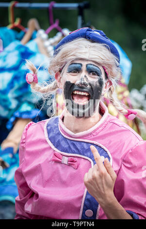 Oh nein, das ist es nicht. Eine lebendige, bunte Theater Performance von LKT Produktionen im Trebah Garten in Cornwall präsentiert. Stockfoto