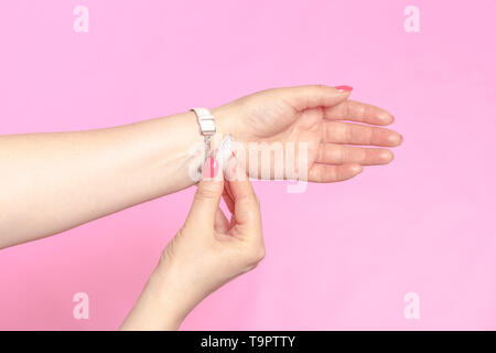 Die weißen Frauen Armbanduhr an Hand des Mädchens. Stockfoto