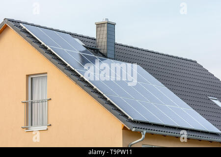 Photovoltaikanlage auf Wohngebäude von einer öffentlichen Straße gesehen Stockfoto