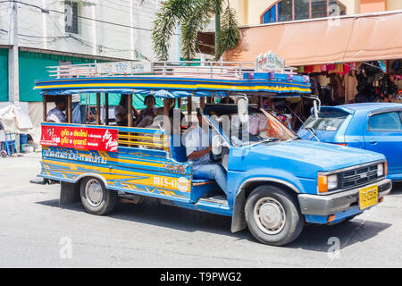 Phuket, Thailand - 20. Mai 2010: Traditionelle, blau Bus. Dies ist typisch für den Busverkehr auf der Insel. Stockfoto