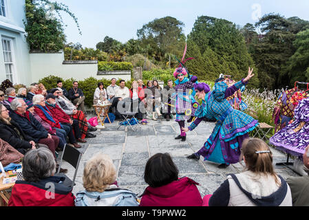 Oh nein, das ist es nicht. Eine lebendige, bunte Theater Performance von LKT Produktionen im Trebah Garten in Cornwall präsentiert. Stockfoto