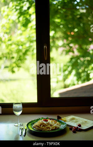 Pasta Carbonara mit geriebenem Parmesan und Cherry Tomaten, dekoriert mit Rucola. italienischen Mittagessen. Stockfoto