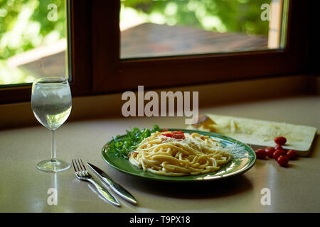 Pasta Carbonara mit geriebenem Parmesan und Cherry Tomaten, dekoriert mit Rucola. italienischen Mittagessen. Stockfoto