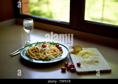 Pasta Carbonara mit geriebenem Parmesan und Cherry Tomaten, dekoriert mit Rucola. italienischen Mittagessen. Stockfoto