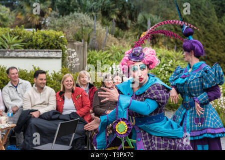 Oh nein, das ist es nicht. Eine vibrierende, farbenfrohe Theateraufführung präsentiert von LKT Productions im Trebah Garden in Cornwall. Stockfoto