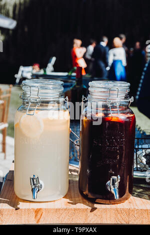 Zwei große Glas Flaschen Limonade und Wein bei einer Hochzeit Stockfoto