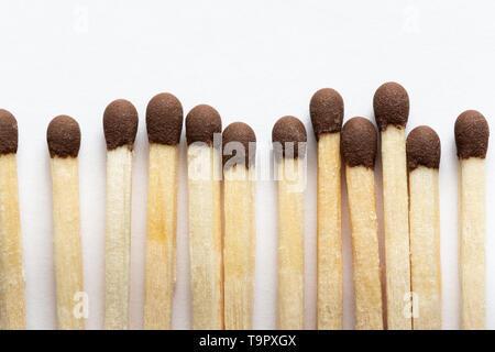 Holz- Übereinstimmungen mit braunen Köpfen, closeup auf einen hellen Hintergrund Stockfoto