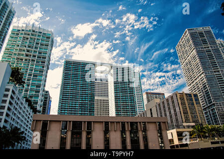 Miami Stadtbild an bewölkten Himmel Hintergrund in den USA. Hohe Gebäude und moderne Architektur. Skyline und urbane Landschaft. Concrete Jungle Konzept. Pe Stockfoto