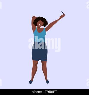 Fette Frau, die auf dem Smartphone selfie Foto Kamera beleibt afrikanische amerikanische weibliche Comicfigur posing Flachbild voller Länge Vektor illustration Stock Vektor