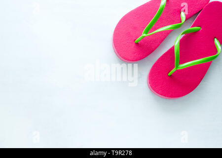 Pink Beach flip flops auf weißem Hintergrund Kopie Raum Stockfoto