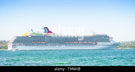 SYDNEY, AUSTRALIEN - 11. FEBRUAR 2019: Die Carnival Spirit Kreuzfahrtschiff verlässt den Hafen von Sydney in Australien. Stockfoto