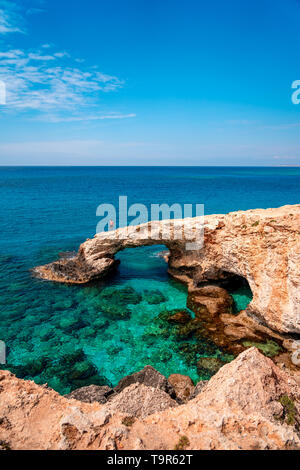 Schöne türkisblaue Wasser und blauem Himmel in der berühmten touristischen Ayia Napa, Protaras, Zypern an einem sonnigen Tag mit fantastischen Felsformationen und Steilküsten. Stockfoto