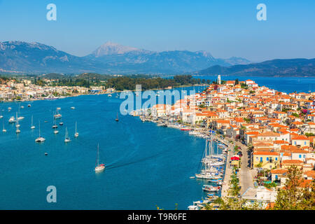 Schöne Bucht in der Nähe von Poros Island am sonnigen Tag, Griechenland Stockfoto