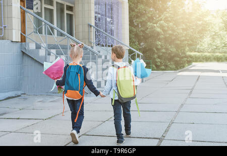 Ein Blumenstrauß für die ersten geliebten Lehrer am ersten September. Blumen für die letzte Glocke. Tag des Wissens. Anfang des Schuljahres. Erste-gr Stockfoto