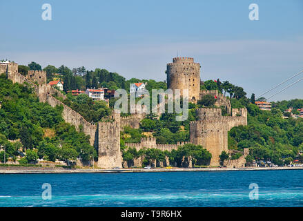 Rumeli Rumelihisari (Festung) als von einem Schiff Kreuzfahrt Bosporus gesehen. Istanbul, Türkei. Stockfoto