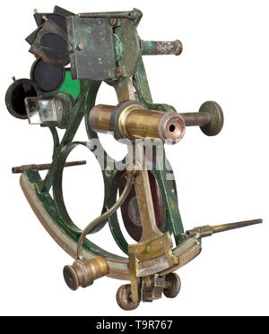 Das 19. Jahrhundert sextant Messing (teilweise grün lackiert), Nickel, Holz, Glas. Eine kleine Metallplatte, die Einfügung in den Griff aus Holz, mit naval Akzeptanzzeichen BIN 53" unterhalb einer Kaiserlichen Krone. Extrem feine Skaleneinteilung eingraviert in Nickel, einen Arm mit Herstellerzeichen 'W. Ludolph, Bremerhaven" sowie die Zahl "357". In der originalen Holzkiste mit zusätzlichen Teilen (unvollständig). Mit Schlüssel. Spuren der Abnutzung und des Alters. Abmessungen ca. 27,5 x 25,5 x 14 cm. historischen, geschichtlichen, Marine, Marine, Militär, Militaria, Zweig, Zweige von s, Additional-Rights - Clearance-Info - Not-Available Stockfoto