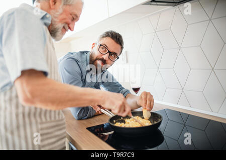 Nach hipster Sohn und Vater zuhause in der Küche zu Hause, kochen. Stockfoto