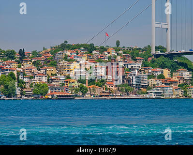 Istanbul zweite Bosporus-brücke. Blick auf die Fatih Sultan Mehmet Brücke und Residental Gebäude aus Kreuzfahrt Schiff Bosporus. Stockfoto