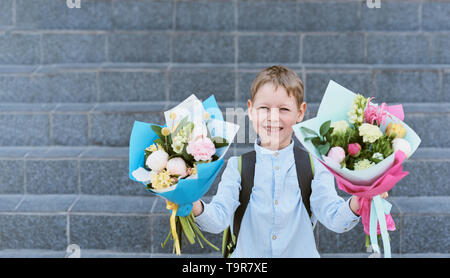 Ein Blumenstrauß für die ersten geliebten Lehrer am ersten September. Blumen für die letzte Glocke. Tag des Wissens. Anfang des Schuljahres. Erste-gr Stockfoto