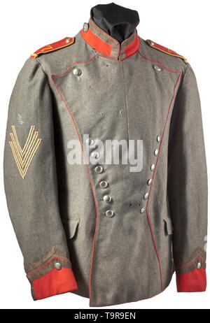 Ein ulanka M 1908/15 eines Sergeant der Ulanenregiment Nr. 7 Feld - Grau ulanka aus Baumwolle Tuch in guter Qualität gemacht (Depot Stück), Ponceau Rot Rohrleitungen, Stehkragen und Polnischen Manschetten. Sowohl die Rang Unterscheidung Knöpfe am Kragen und die verbleibenden weißen Knöpfen aus Nickel. Aufgenähte Schulterklappen, die Nummer '7' in Stickerei, zitronengelb Rohrleitungen und zusätzlichen Netzkabel für eine Klasse durchdrehen. Den rechten Ärmel mit drei fechten Abzeichen, die Manschette mit Loops für eine Bestellungen Spange. Grau Futter mit Depot Briefmarken und regimental Nummer "UR7". Tuni, Additional-Rights - Clearance-Info - Not-Available Stockfoto