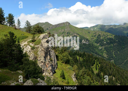 Blick auf die Berge des Borjomi-Kharagauli Nationalpark in Kleineren Kaukasus. Borjomi, Georgien Stockfoto