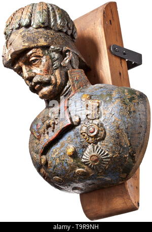 Eine Galionsfigur SMS "Radetzky" Farbe portraitbüste von Feldmarschall Radetzky, in Holz geschnitzt. Detaillierte Form, dicke Lackschicht, teilweise spröde und zersplittert (der vordere Teil der Hut durch Manöver abgebrochen). Die Büste ist auf einen Holzbalken mit Wandmontage montiert. Abmessungen Ca. 60 x 50 x 30 cm Schraube Fregatte "Radetzky" mit 37 Kanonen ausgestattet war und hatte eine Besatzung von 372 Mann. Unter dem Kommando von Admiral Tegetthoff von und mit Franz Jeremiasch als Kapitän des Schiffes, der "Radetzky" Artikel, die in der Seeschlacht gegen die Dänen n nahm, Additional-Rights - Clearance-Info - Not-Available Stockfoto