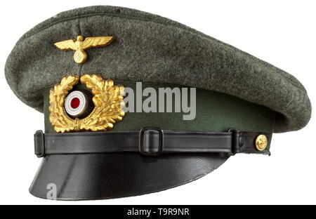 Ein altes Feld Stil-grau Schirmmütze für Soldaten/Gehilfen in der küstenartillerie geändert Reichsmarine cap historischen, geschichtlichen, Marine, Marine, Militär, Militaria, Zweig, Zweige, Streitkräften und bewaffneten Service, Objekt, Objekte, Stills, Clipping, Clippings, Ausschneiden, Ausschnitten, 20. Jahrhundert, Editorial-Use - Nur Stockfoto