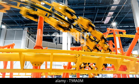 Bild von Achterbahn Karren und Track im Vergnügungspark an der Shopping Mall Stockfoto