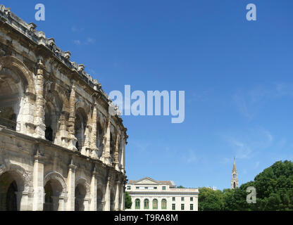 Blick auf Arena von Nimes, das römische Amphitheater, der Gerichtshof und der Kirche Sainte Perpetue in Frankreich Stockfoto