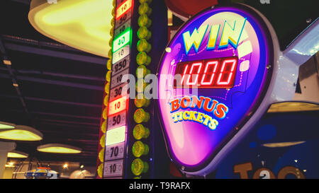 Closeup Bild von bunt leuchtenden neon Anzeige im Casino oder Lotterie. Chance jackpot oder großen Preis im Vergnügungspark zu gewinnen. Stockfoto