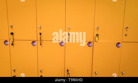 Closeup Bild der gelben Schließfächer in der Umkleidekabine im Fitnessstudio Stockfoto