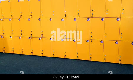 Closeup Bild der gelben Schließfächer in der Umkleidekabine im Fitnessstudio Stockfoto
