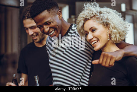 Vielfältige Gruppe von Freunden zu Fuß in die Stadt. Fröhlicher junger Männer und Frau, Kneipe, im Freien. Stockfoto