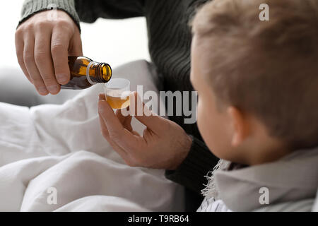 Vater der Medizin zu sein Sohn krank mit Grippe zu Hause Stockfoto