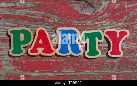 Wort Partei aus Holz Buchstaben auf schäbige Holz Hintergrund Stockfoto
