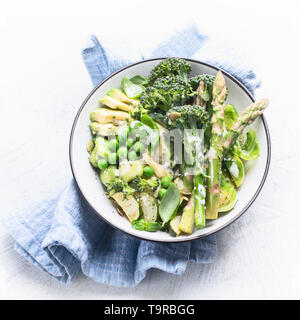 Vegan detox Buddha Schüssel mit grünem Gemüse. Organische und sauber. Das Essen. Gesunde Ernährung Konzept Essen Stockfoto