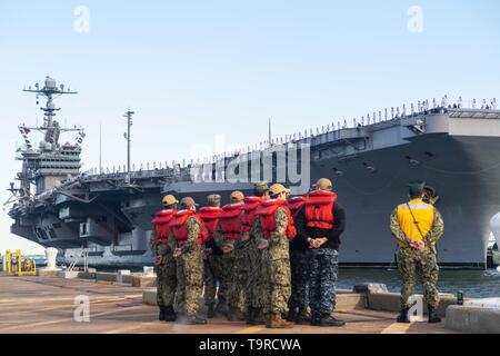 190516-N-OQ 778-1060 NORFOLK (16. Mai 2019) - Der Nimitz-Klasse Flugzeugträger USS John C Stennis (CVN 74) an der Naval Station Norfolk, 16. Mai 2019 eingegangen ist. John C Stennis kam in seinen neuen Heimathafen an der Naval Station Norfolk, nach einem Deployment in die USA 2., 3., 5., 6. und 7 Flotte Verantwortungsbereiche und eine homeport Verschiebung von Bremerton, Washington durchgeführt. (U.S. Marine Foto von Mass Communication Specialist Seaman Kody A. Phillips/Freigegeben) Stockfoto